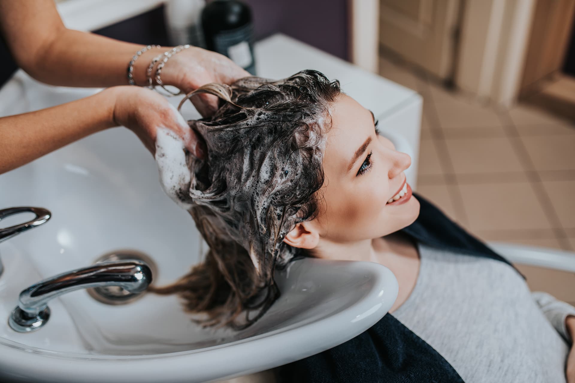 Profesional lavando el cabello.